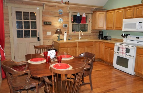Townsend Cabina | Secluded, peaceful Coastal Log Cabin with hot tub.