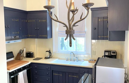 Faubourg Marigny Cama Y Desayuno | Secluded private cottage w/ courtyard where French Qrtr meets Frenchmen St.