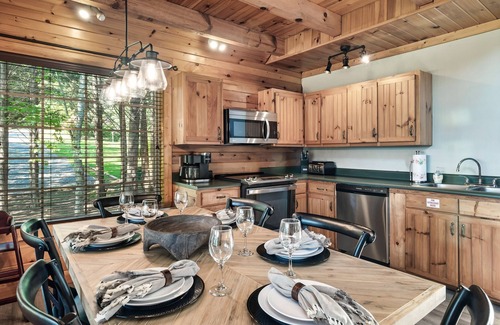 Townsend Cabina | Secluded, renovated, cabin with gorgeous mountain views, firepit, hot tub