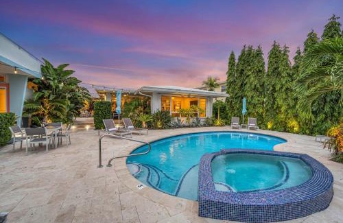 Coral Ridge Casa | Secluded retreat Heated pool Dock Access Quiet Neighborhood SaltAire Key RESlDENCES
