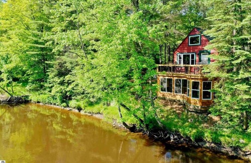 Evart Cabina | Secluded Riverfront Cottage | Sauna, Fire & Kayaks