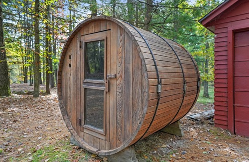 Evart Cabina | Secluded Riverfront Cottage | Sauna, Fire & Kayaks