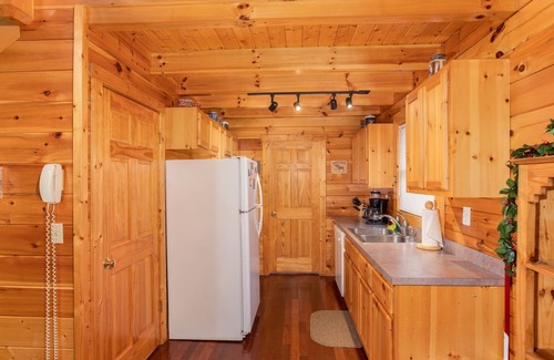 Sevierville Cabina | Secluded*Romantic*Jacuzzi Tub & Hot Tub*Tranquil