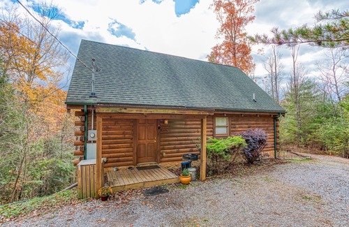 Sevierville Cabina | Secluded*Romantic*Jacuzzi Tub & Hot Tub*Tranquil