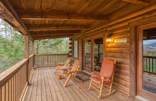Sevierville Cabina | Secluded*Romantic*Jacuzzi Tub & Hot Tub*Tranquil