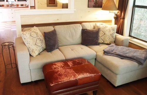 Brenham Cabina | Secluded Romantic Oasis Cabin with Private Hot Tub at Scenic Hill Retreat