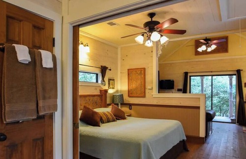 Brenham Cabina | Secluded Romantic Oasis Cabin with Private Hot Tub at Scenic Hill Retreat