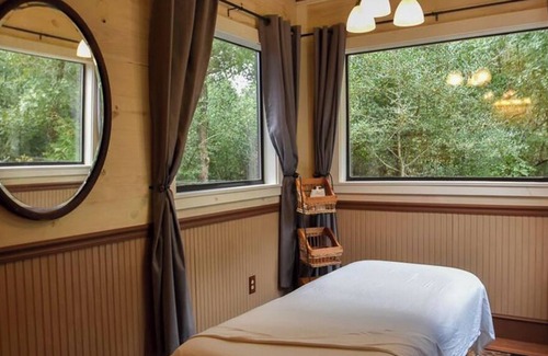 Brenham Cabina | Secluded Romantic Oasis Cabin with Private Hot Tub at Scenic Hill Retreat