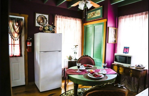 Eureka Springs Historic District Cabaña | Aislado romántica casa de muñeca en el distrito histórico centro de la ciudad