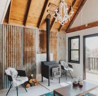 Dunlap Casa | Secluded rustic 3-bedroom cabin on private land