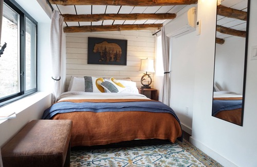 Mount Tremper Cabina | Secluded Rustic Cabin w/ Wood Burning Hot Tub Close to Main Town!