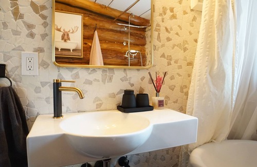 Mount Tremper Cabina | Secluded Rustic Cabin w/ Wood Burning Hot Tub Close to Main Town!