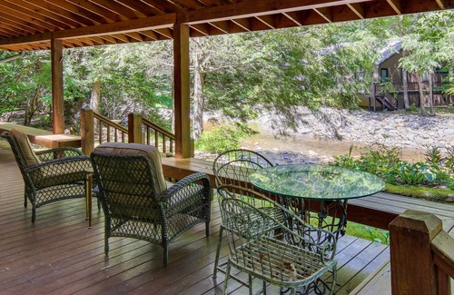 Burnsville Cabaña | Secluded Rustic Cabin On the South Toe River!
