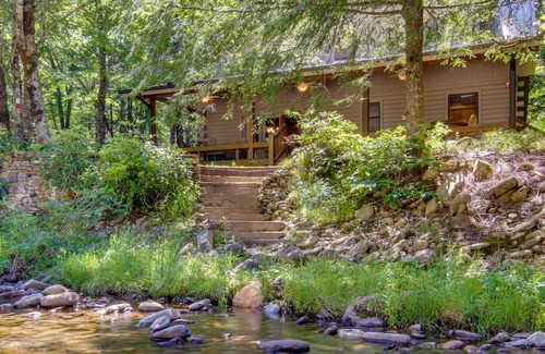 Burnsville Cabaña | Secluded Rustic Cabin On the South Toe River!