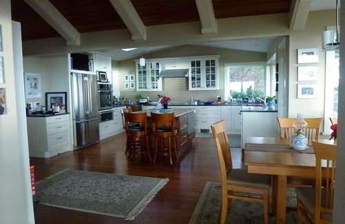 Comox Casa | ¡Playa aislada de Sandy todo para ti! Vistas panorámicas al mar y montaña.