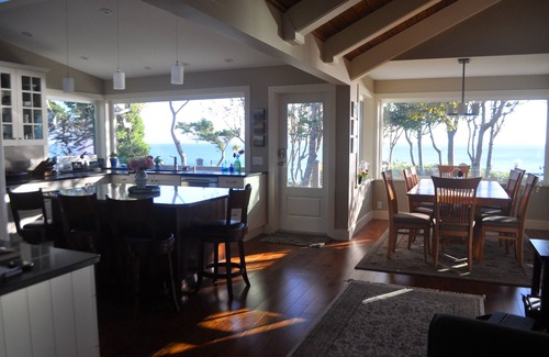 Comox Casa | ¡Playa aislada de Sandy todo para ti! Vistas panorámicas al mar y montaña.