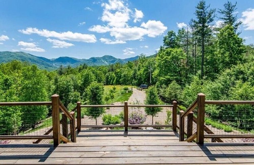 Leicester Casa | Secluded, scenic and upscale cabin close to Asheville