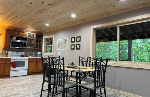 Del Rio Cabina | Secluded Smoky Mountains 3-bedroom home with hot tub, WiFi, AC