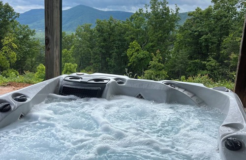 Del Rio Cabina | Secluded Smoky Mountains 3-bedroom home with hot tub, WiFi, AC