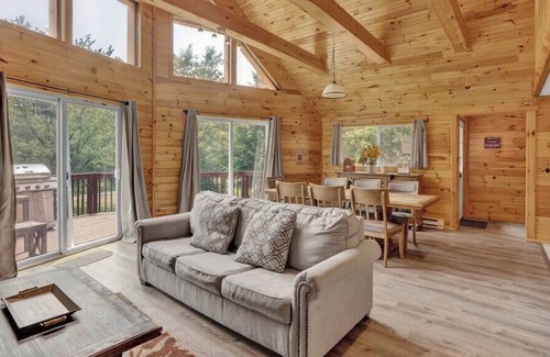 White Haven Cabina | Secluded Stream Front Log Cabin | HotTub | FirePit