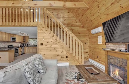 White Haven Cabina | Secluded Stream Front Log Cabin | HotTub | FirePit