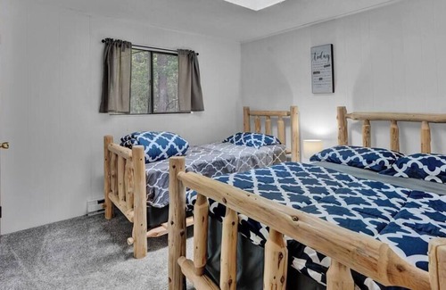 White Haven Cabina | Secluded Stream Front Log Cabin | HotTub | FirePit