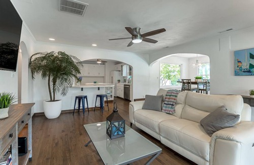 Northeast Virginia Beach Cabaña | Aislado, vistas al agua, piscina privada. 1 milla de la playa