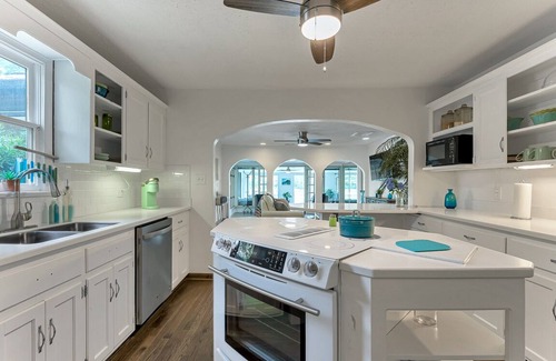 Northeast Virginia Beach Cabaña | Aislado, vistas al agua, piscina privada. 1 milla de la playa