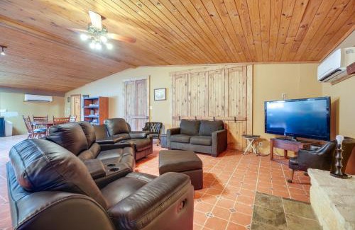 Medina Casa | Secluded Texas Hill Country Vacation Rental - Deck
