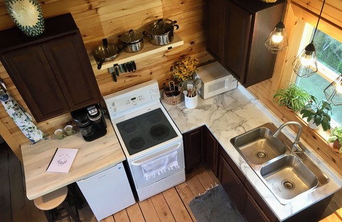 Goshen Cabina | Secluded Tiny Cabin Screened Porch Sleeps 4 - Goshen Springs Getaway