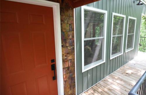 Branson Casa | Secluded Treehouse in the Woods - Tree Hugger Hideaway