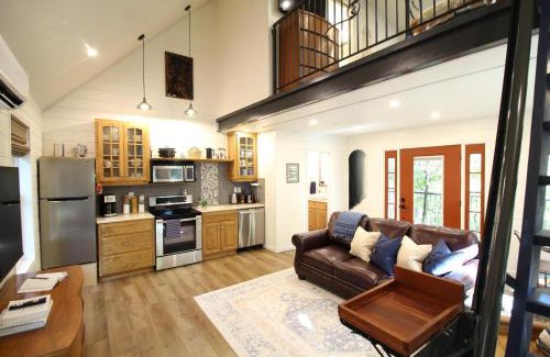 Branson Casa | Secluded Treehouse in the Woods - Tree Hugger Hideaway