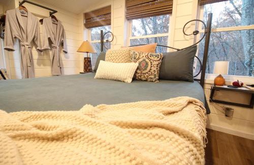 Branson Casa | Secluded Treehouse in the Woods - Tree Hugger Hideaway