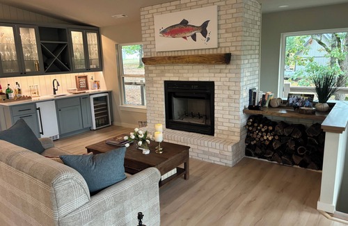 Eagle Rock Cabina | Secluded Waterfront Getaway - Huge Game Room, Fire Pit, 2.5 BR + 5 bed Bunk Room
