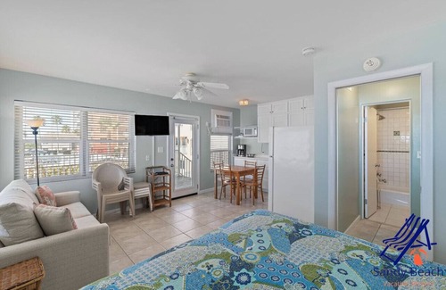 North Redington Beach Condominio | Second Floor Corner Efficiency Beachfront Retreat