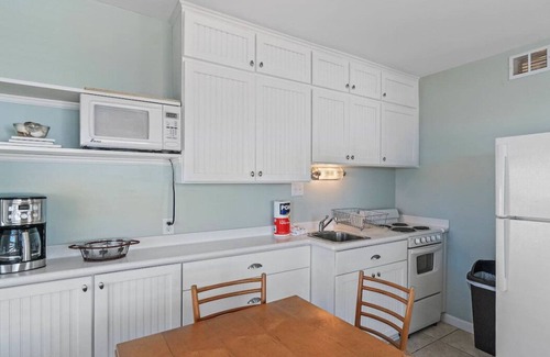 North Redington Beach Condominio | Second Floor Corner Efficiency Beachfront Retreat