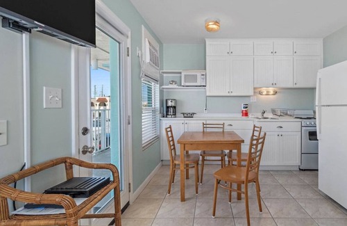 North Redington Beach Condominio | Second Floor Corner Efficiency Beachfront Retreat