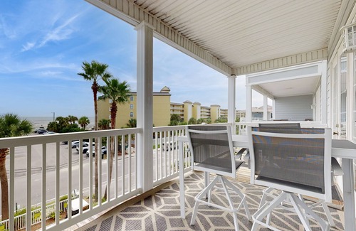 Folly Beach Villa | Vivienda de segundo nivel con vistas al océano, balcón, bañera de hidromasaje y piscina compartidas.