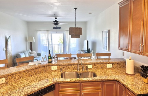 Yaupon Beach Condominio | Second Row Condo with Ocean Views, Pool, and Hot tub