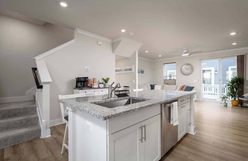 Caine Woods Casa | North OC 3bd Condo 1 Block to Beach w/ EVchrg!