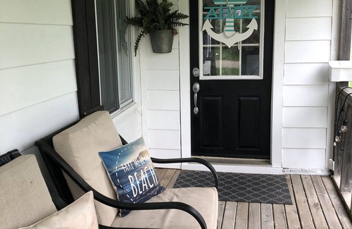 Sainte-Anne-de-Kent Cabaña | Seconds to the beach, our coastal farmhouse themed family cottage