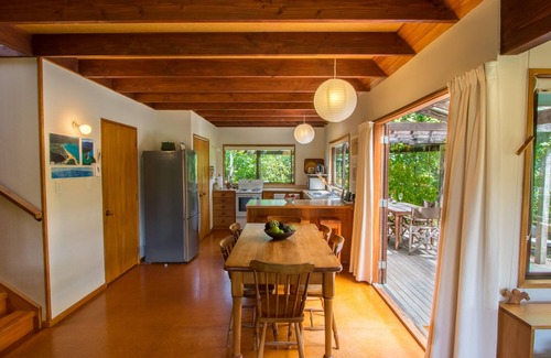 Marahau Casa | Secret Garden Lodge - Marahau Holiday Home