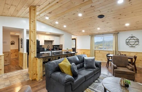 Caton Cabina | Secret Hideout- 2 bdrm, Mtn View, Fire-pit, Game Room, Hot tub, Hammock