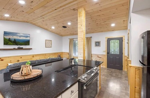 Caton Cabina | Secret Hideout- 2 bdrm, Mtn View, Fire-pit, Game Room, Hot tub, Hammock