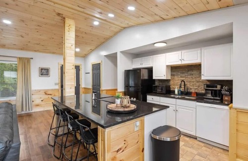 Caton Cabina | Secret Hideout- 2 bdrm, Mtn View, Fire-pit, Game Room, Hot tub, Hammock