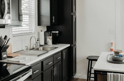 Wimberley Cabina | Secretariat Cabin - Cabin sleeps up to 4 people. Pet friendly.