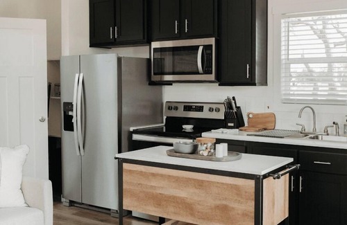 Wimberley Cabina | Secretariat Cabin - Cabin sleeps up to 4 people. Pet friendly.