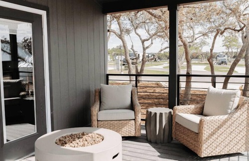 Wimberley Cabina | Secretariat Cabin - Cabin sleeps up to 4 people. Pet friendly.