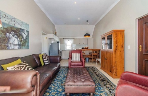 Stellenbosch Apartamento | Secure Golf Course Estate Lodge Living with a Winery, Restaurants, Views