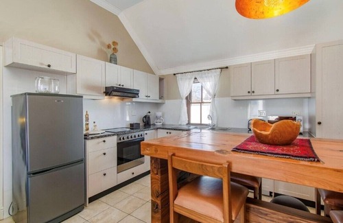 Stellenbosch Apartamento | Secure Golf Course Estate Lodge Living with a Winery, Restaurants, Views